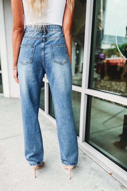 Frühlingsjeans mit großen Löchern für Damen, gerade Hose mit Kettenverzierungen