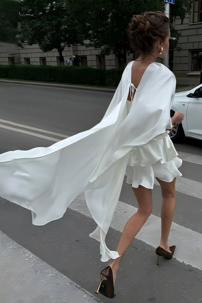 Mini-robe à fines bretelles en satin uni avec volants