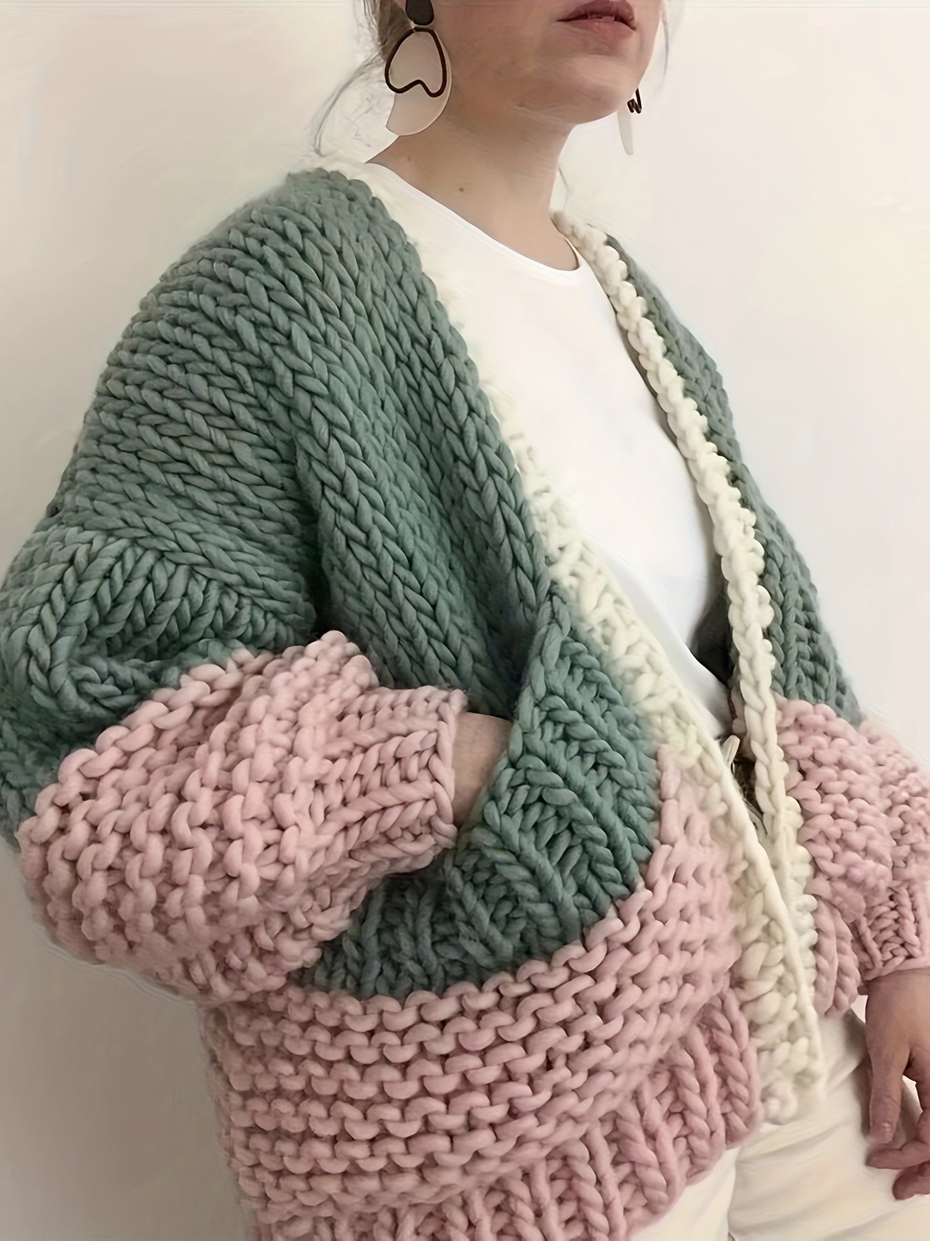 Grobstrick-Cardigan mit Farbblock-Optik und offener Vorderseite, lässiger Pullover mit überschnittenen Schultern und Tasche, Damenbekleidung