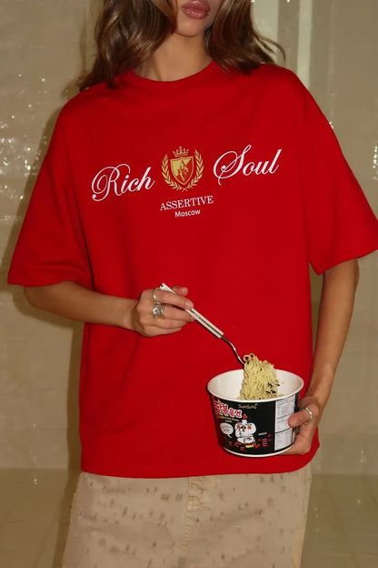Minimalistisches lässiges T-Shirt aus Baumwolle mit frischem Print und kurzen Ärmeln