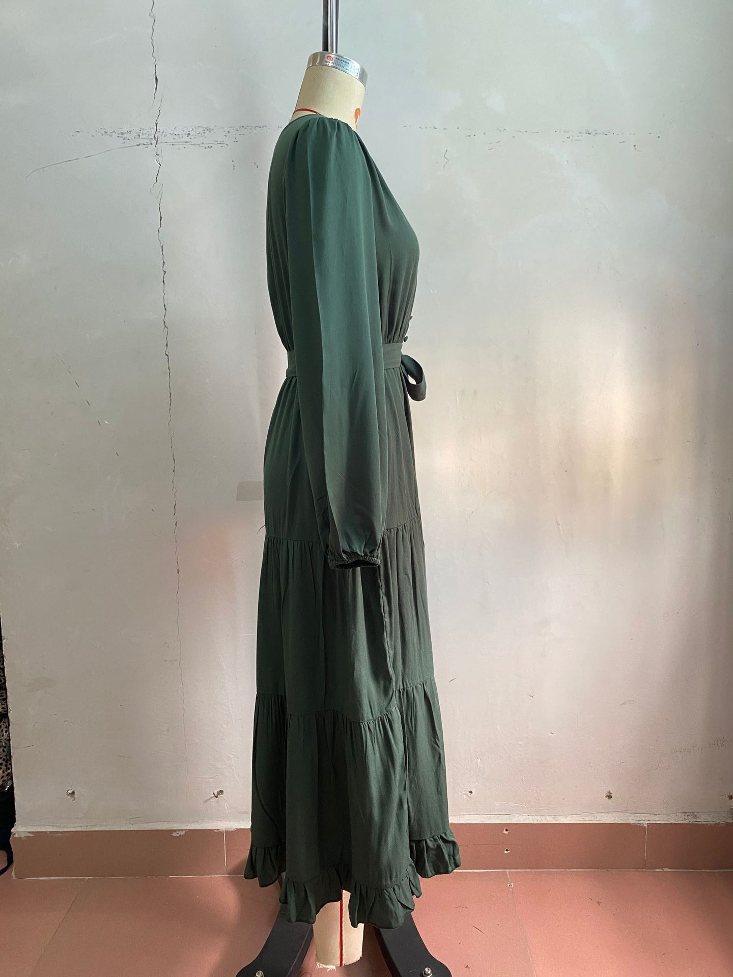 Robes de printemps pour femmes 2025, manches longues, col en V, boutonnée, ceinture, coupe trapèze, fluide, volants, maxi, chemise, poches