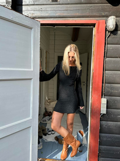 Solange glitterkjole med åben ryg - Sort
