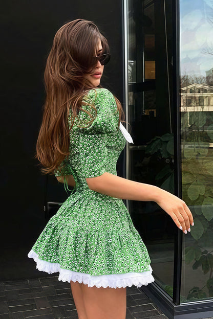 Minikleid mit Peter-Pan-Kragen, kurzen Ärmeln und Blumenmuster
