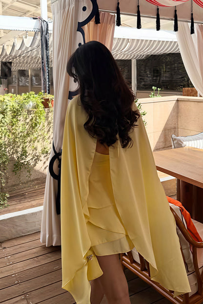 Mini-robe à fines bretelles en satin uni avec volants