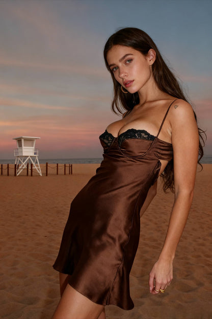 Rückenfreies, trendiges Minikleid aus Satin mit Spitzeneinsätzen