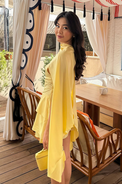 Mini-robe à fines bretelles en satin uni avec volants