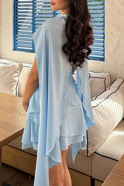 Mini-robe à fines bretelles en satin uni avec volants