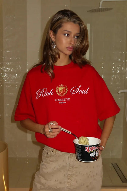 Minimalistisches lässiges T-Shirt aus Baumwolle mit frischem Print und kurzen Ärmeln