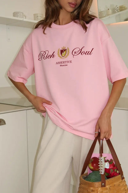 Minimalistisches lässiges T-Shirt aus Baumwolle mit frischem Print und kurzen Ärmeln