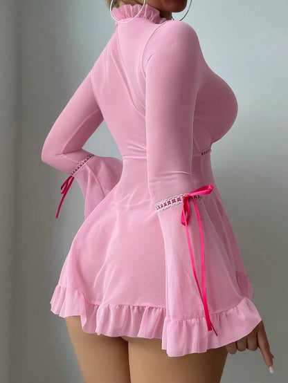 Robes courtes décontractées à volants, manches évasées, bord à godets et décolleté plongeant.