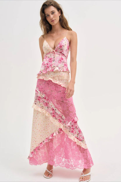 Robe longue cami en dentelle florale patchwork à volants et col en V plongeant