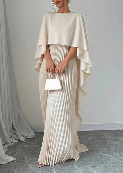 Elegantes plissiertes Maxikleid mit Cape-Overlay