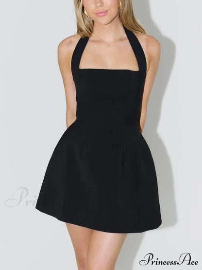 Robe courte trapèze charmante à dos nu, taille haute et ourlet large