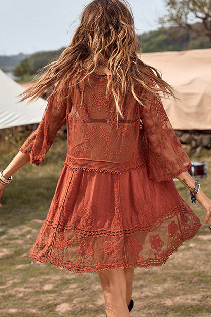 Überwurf mit V-Ausschnitt und besticktem Patchwork-Spitzenmuster