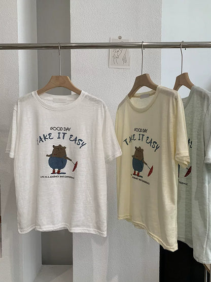 Retro Cartoon Bär Grafik T-Shirt – „Take It Easy“ Locker sitzendes Freizeit-Sommer-T-Shirt