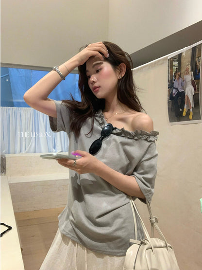 Off-Shoulder T-Shirt mit Rüschen – Weiches, feminines, locker sitzendes Sommer-Freizeit-Shirt