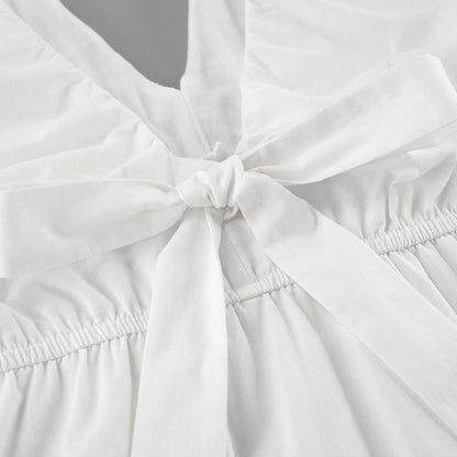 Robe blanche à manches bouffantes, col en V et laçage