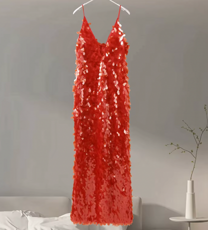 MAXIKLEID MIT ROTEN PAILLETTEN