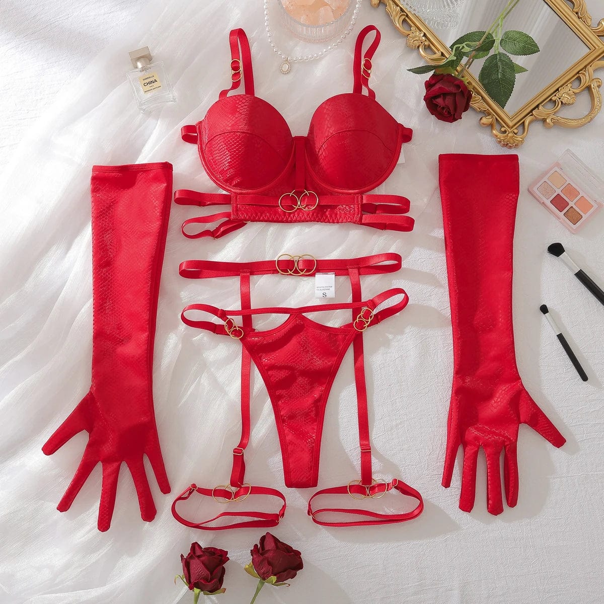 Komplet bielizny z majtkami typu stringi