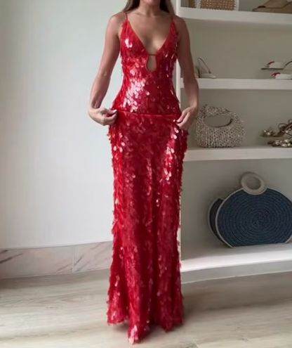 MAXIKLEID MIT ROTEN PAILLETTEN