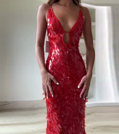 MAXIKLEID MIT ROTEN PAILLETTEN