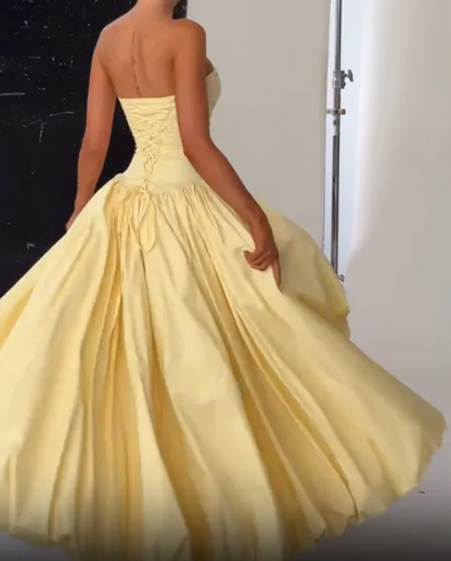 DANIELLA TRÄGERLOSES KLEID MIT BLASENSAUM