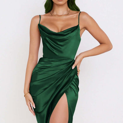 Satiniertes Midikleid mit seitlichem Schlitz und Raffungen