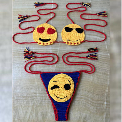Trendiges, handgehäkeltes Bikini-Badeanzug-Set mit Farbblock-Cartoon-Strick