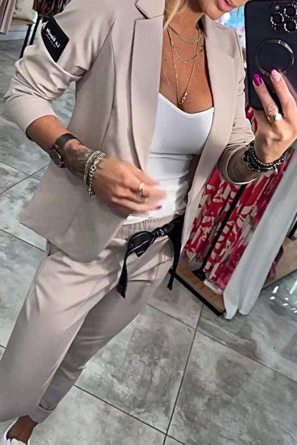 Damen-Jacke und elastische Hose Zweiteiler