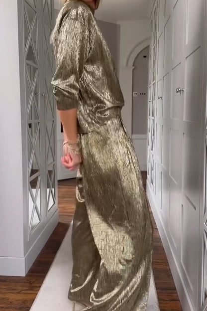 Zweiteiliges Damen-Outfit aus Metallic-Stoff mit Stehkragen und Hose