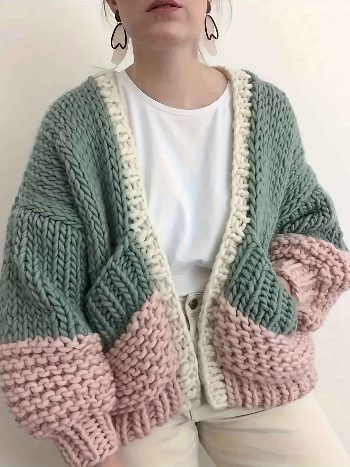 Grobstrick-Cardigan mit Farbblock-Optik und offener Vorderseite, lässiger Pullover mit überschnittenen Schultern und Tasche, Damenbekleidung