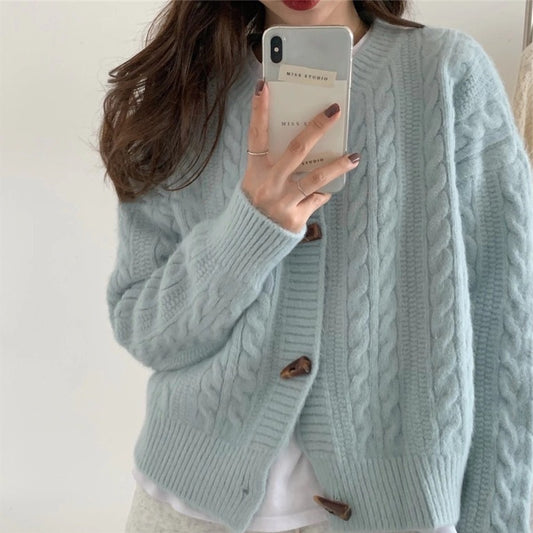 Kurzer Zopfmusterpullover mit Hornknöpfen im japanischen Stil für Damen, neuer Strickjackenmantel, Rundhalsausschnitt, einfarbiger Pullover für Damen 