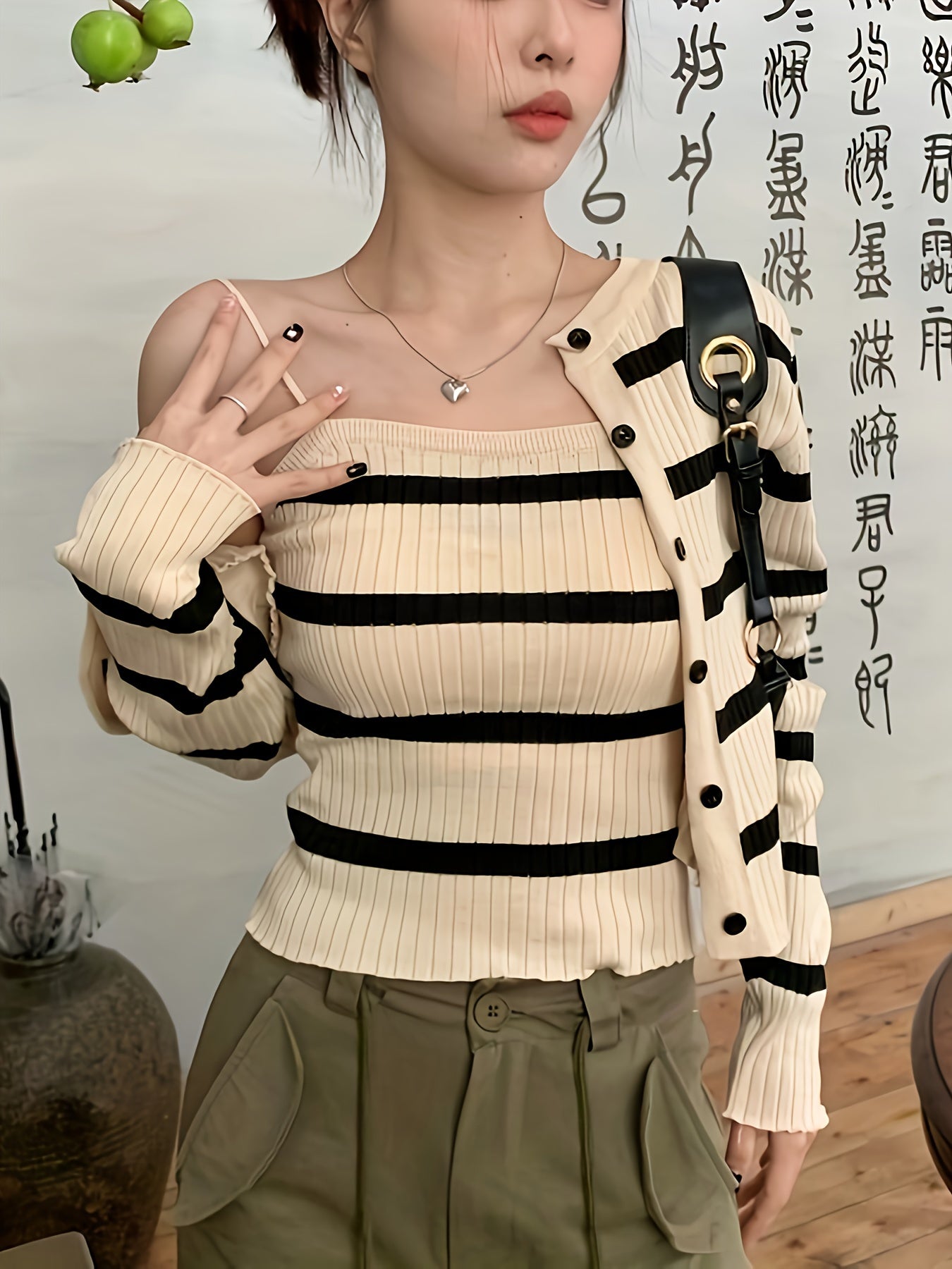 Vielseitiges und stylisches Set mit gestreiftem Oberteil, langärmliger Cardigan mit Knopfleiste vorne und schmal geschnittenes Camisole-Oberteil, Damenbekleidung