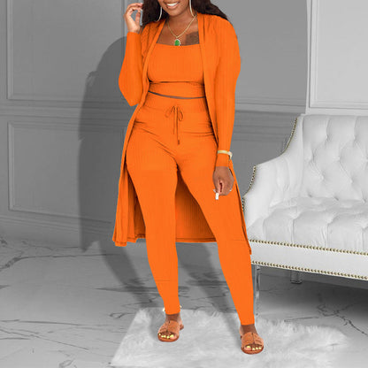 The three-piece leisure suit is made of knitted fabric - short-sleeved, cardigan and pants combination, creating a layered effect, the fabric is soft.