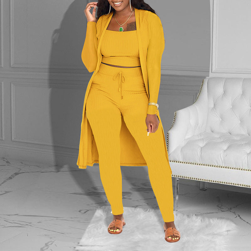 The three-piece leisure suit is made of knitted fabric - short-sleeved, cardigan and pants combination, creating a layered effect, the fabric is soft.