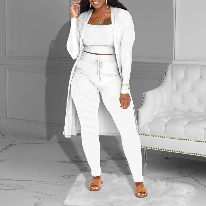 The three-piece leisure suit is made of knitted fabric - short-sleeved, cardigan and pants combination, creating a layered effect, the fabric is soft.