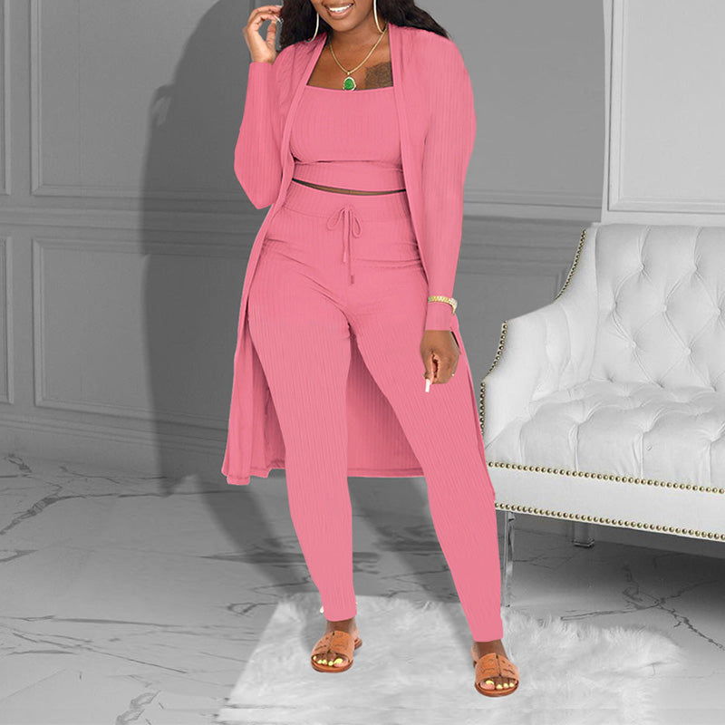 The three-piece leisure suit is made of knitted fabric - short-sleeved, cardigan and pants combination, creating a layered effect, the fabric is soft.