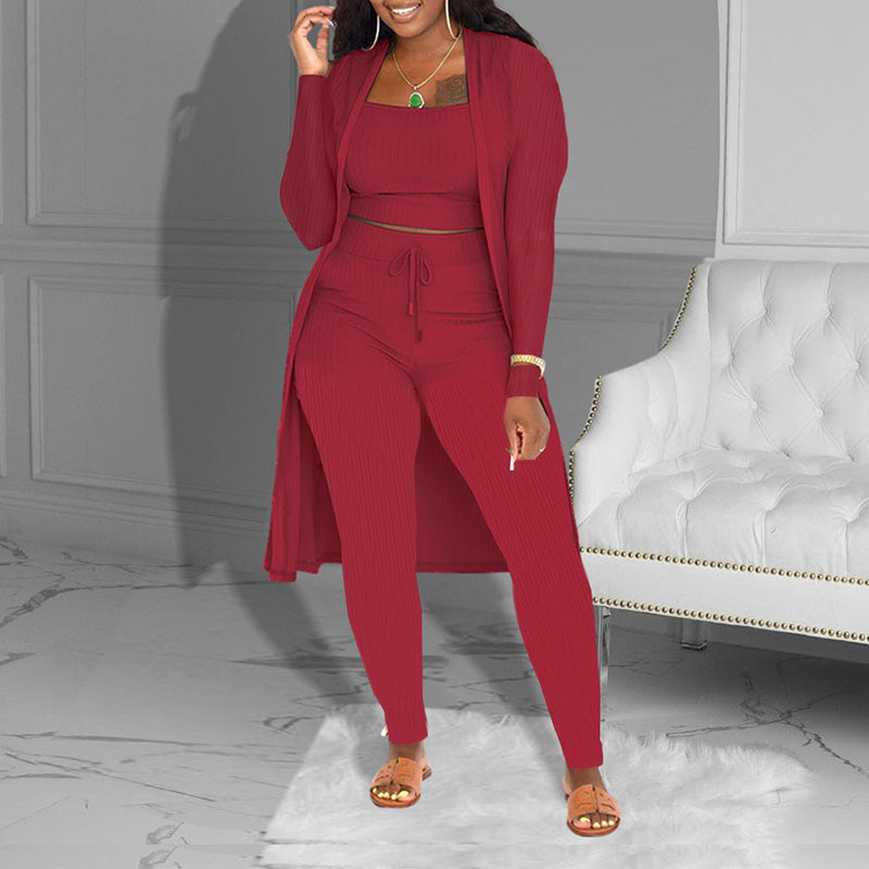 The three-piece leisure suit is made of knitted fabric - short-sleeved, cardigan and pants combination, creating a layered effect, the fabric is soft.